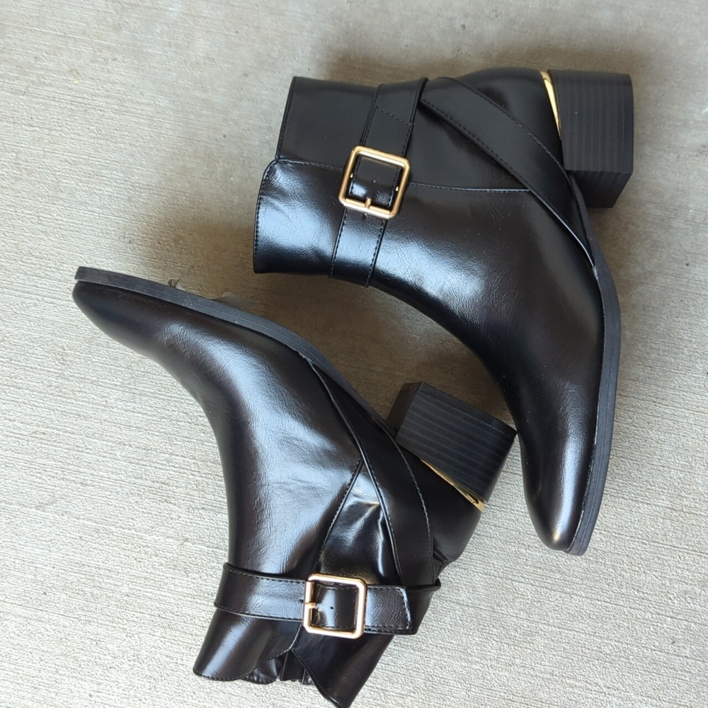 Journee Collection Women's Elley Black Buckle Ankle Heeled Boots Size‎ 7.5